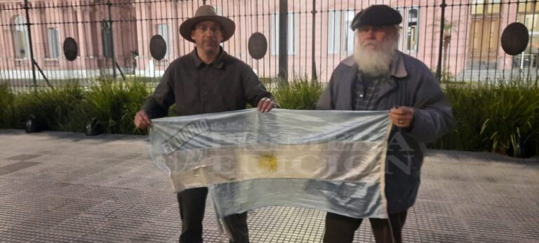 Productores yerbateros de Misiones protestan con un tractor frente a la Casa Rosada: “Queremos hablar con Milei”