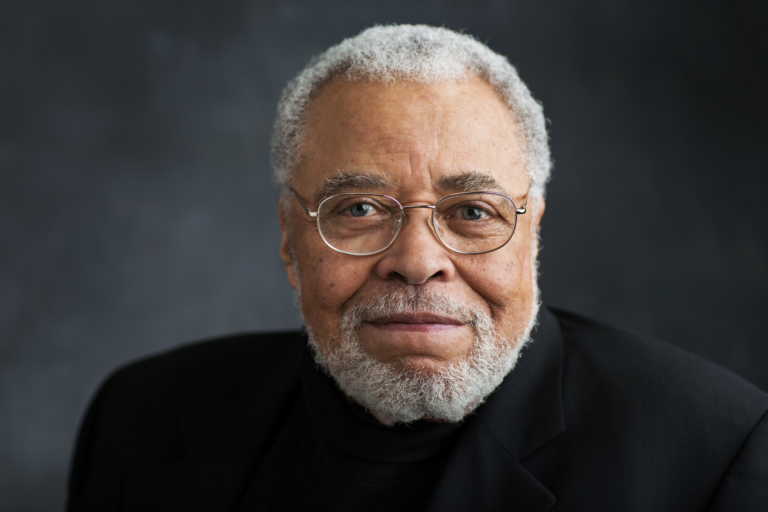 Murió James Earl Jones, la voz de Darth Vader