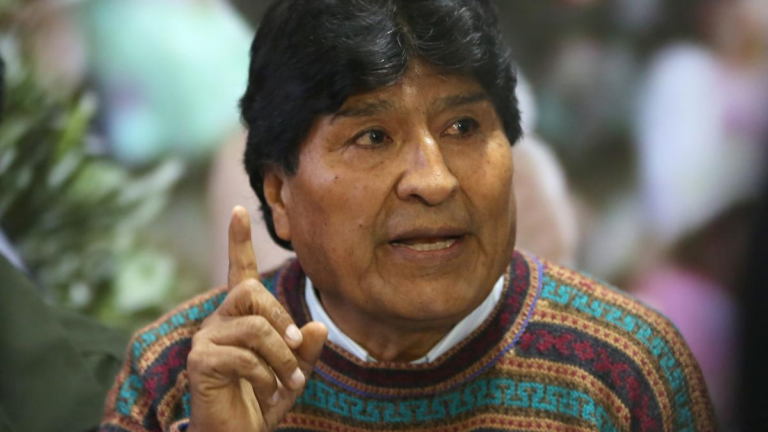 Tensión en Bolivia: Balearon el vehículo en que viajaba Evo Morales