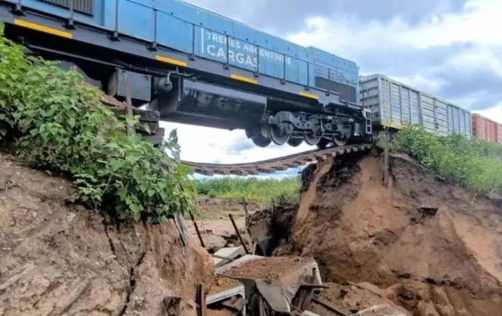 Salta: un tren de carga quedó suspendido tras el derrumbe de un puente