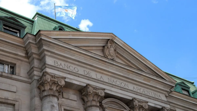 Manotazos de ahogado: Javier Milei firmó un decreto para tranformar el Banco Nación en una sociedad anónima