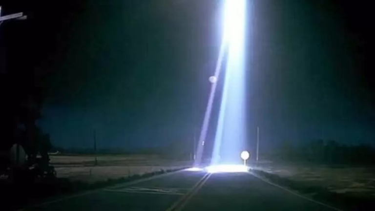 Desclasifican un nuevo caso OVNI vinculado a la pérdida de las nociones de tiempo y espacio tras un evento de luces