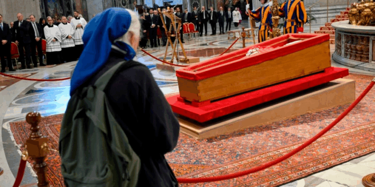 Geneviève Jeanningros, la monja amiga íntima del Papa que rompió el protocolo para despedirlo
