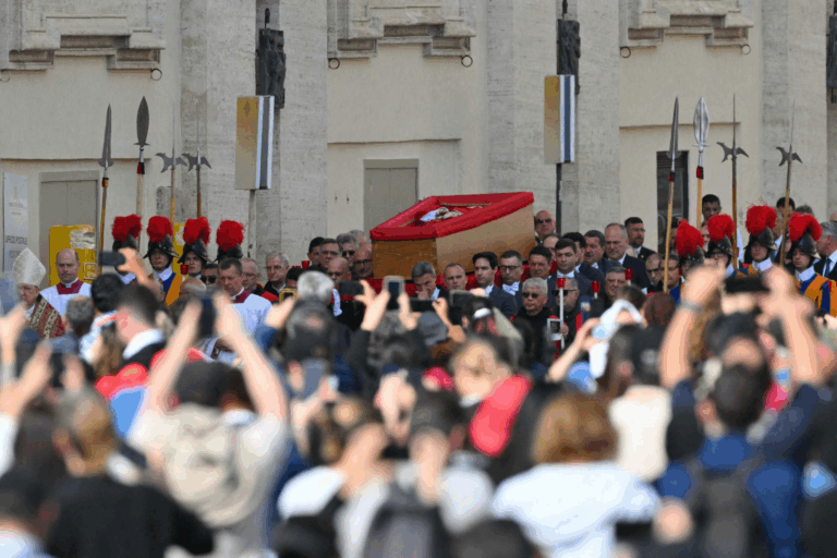 La Santa Sede recibió a casi 50.000 personas en el segundo día del funeral del Papa Francisco