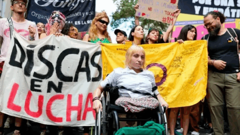 Personas con discapacidad marchan reclamando el proyecto que declara la Emergencia en Discapacidad