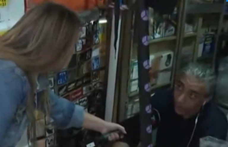 Se viralizó el tenso cruce entre Paula Bernini y un canillita durante el paro general: «Atiendo gente b*luda como vos»