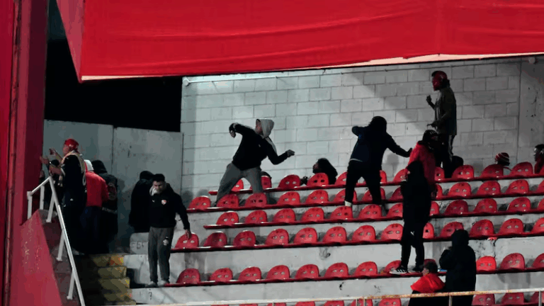 Terror y batalla campal en Avellaneda: 10 heridos y 90 detenidos en el partido de Independiente y la Universidad de Chile