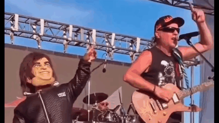 La Renga tocó ‘Panic show’ con una persona disfrazada de Milei: “El tema es nuestro, él se lo robó como se está robando todo el país”