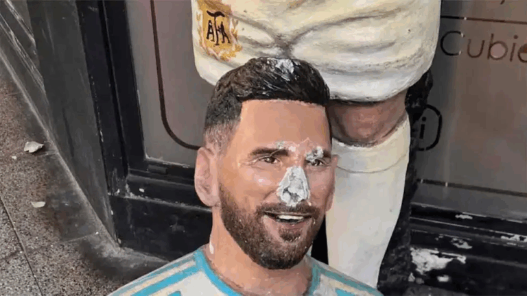 Vandalizaron la escultura de Messi en Mar del Plata