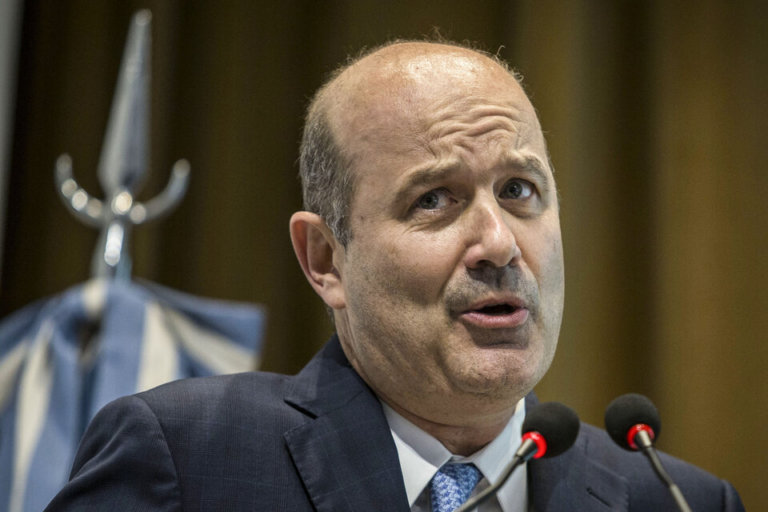 Sturzenegger confirmó que se cobrará 75% del sueldo por enfermedad y 50% por lesiones evitables